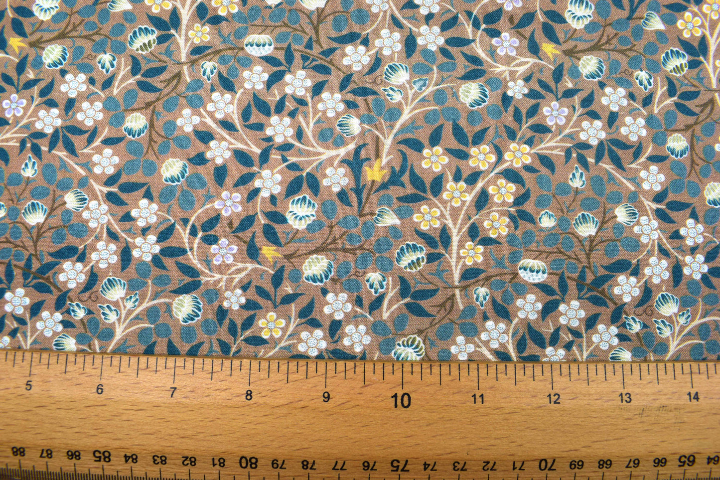 William Morris Clover Mural fabric, Cotton Quilting fabric, Kelmscott Garden - Price by the Half Metre