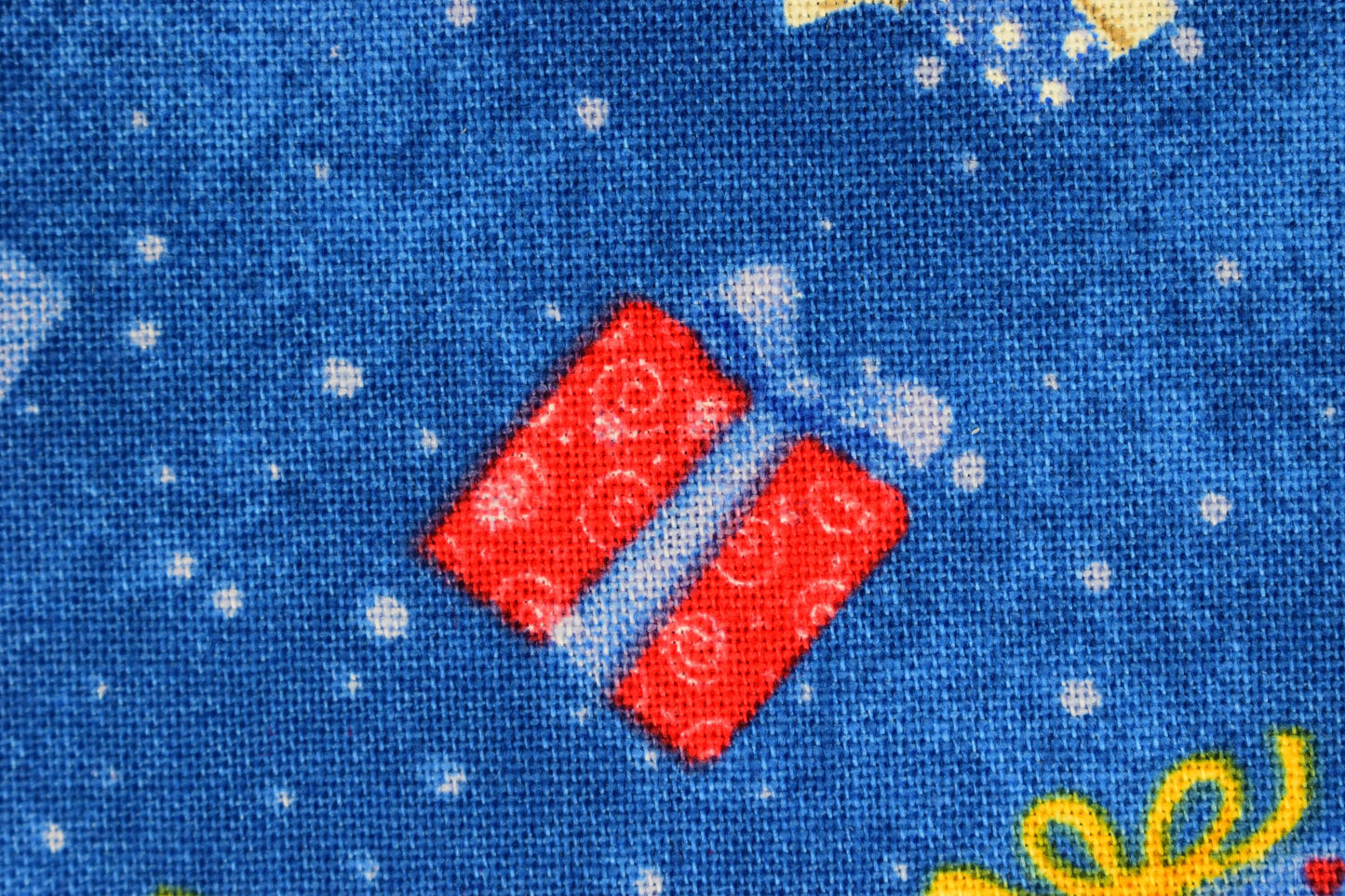 Christmas present fabric, cotton quilting fabric, snow what fun - Price by the Half Metre The Quilt Sanctuary