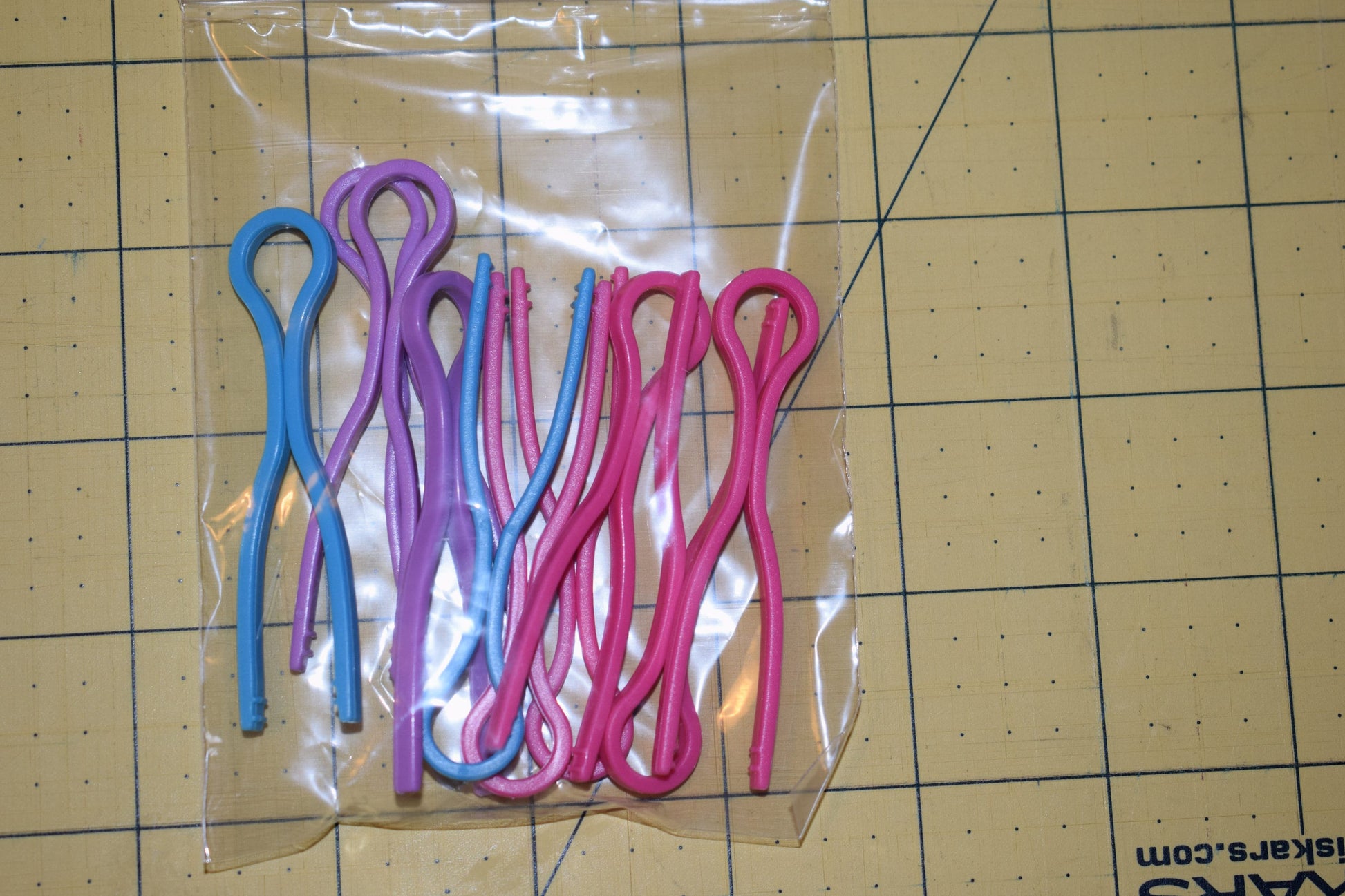 Bobbin Buddies, bobbin clips, bobbin holders, bobbin keeper, bobbin organiser, thread clip, bobbins - price per 10 clips The Quilt Sanctuary