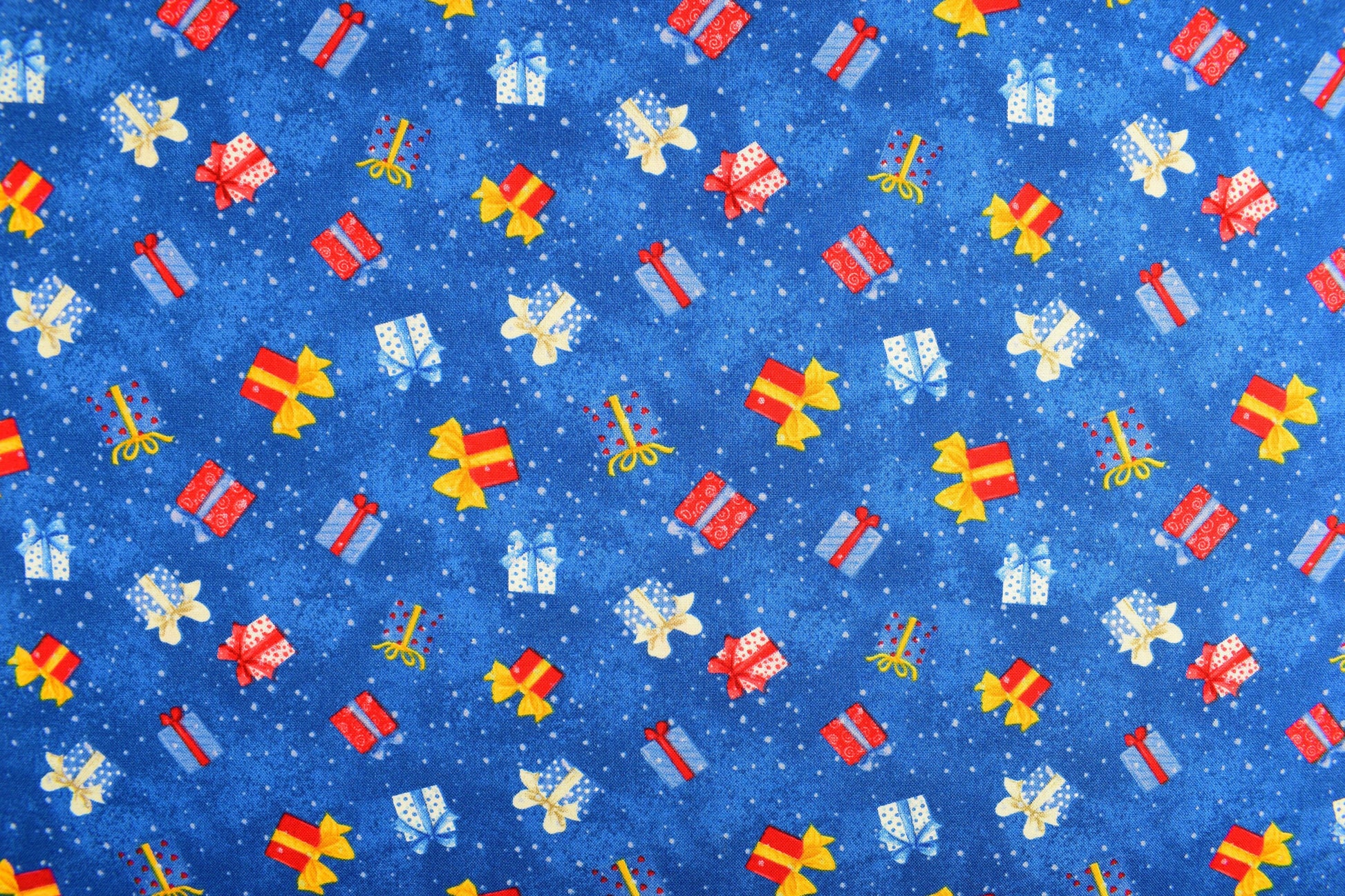 Christmas present fabric, cotton quilting fabric, snow what fun - Price by the Half Metre The Quilt Sanctuary